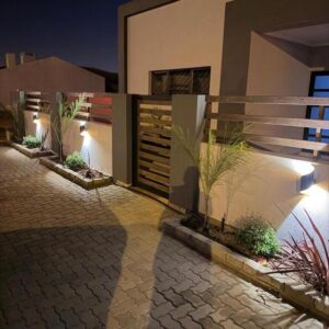 Oregano Estate Swakopmund: Haus und Einfahrt
