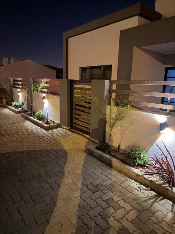 Oregano Estate Swakopmund: Haus und Einfahrt