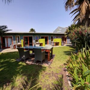 Organic Stay Guesthouse Swakopmund: Pension mit Sitzplätzen im Garten