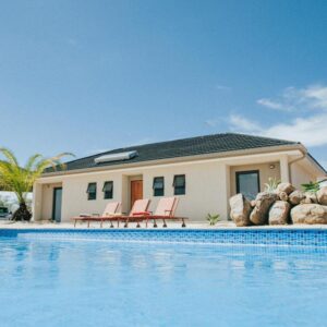 Otjohotozu Guestfarm: Farmhaus und Swimmingpool