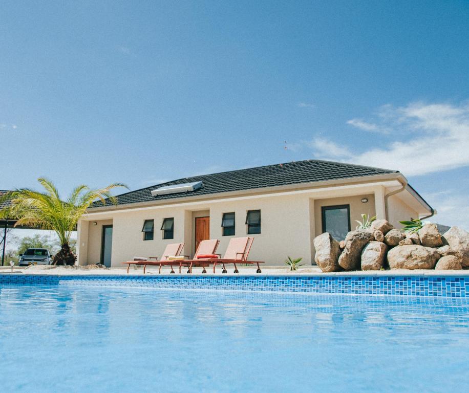 Otjohotozu Guestfarm: Farmhaus und Swimmingpool