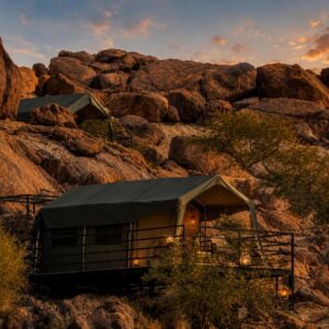 Ozohere Campsite: Campgebäude unter dem Felshang