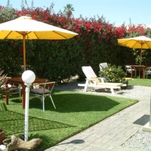 Pension d'Avignon Swakopmund: schattige Terrasse mit Sitzplätzen