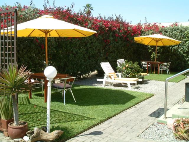 Pension d'Avignon Swakopmund: schattige Terrasse mit Sitzplätzen