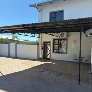 Pooltjies Self-catering Overnight: Eingangsbereich und Terrasse