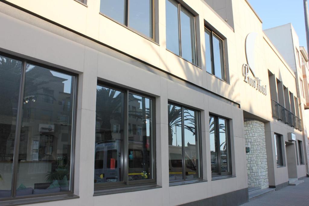 Prost Hotel Swakopmund Namibia: Hotelgebäude an der Straßenfront