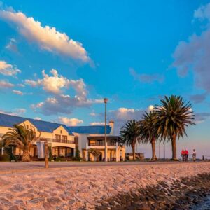Protea Hotel by Marriott Walvis Bay Pelican Bay: Hotelgebäude am Wasser