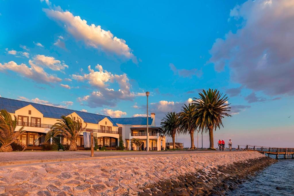 Protea Hotel by Marriott Walvis Bay Pelican Bay: Hotelgebäude am Wasser