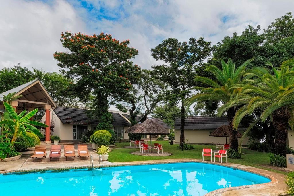 Protea Hotel Zambezi River Lodge: Swimmingpool und Terrasse