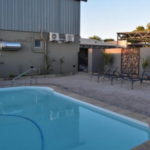 Quiver Inn Guesthouse: Swimmingpool und Terrasse