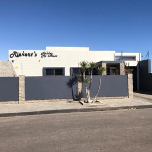 Riekert's Self-Catering Apartment Swakopmund: Gebäude an der Straßenfront