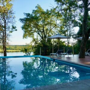 RiverDance Lodge: Swimmingpool mit Blick auf den Fluss
