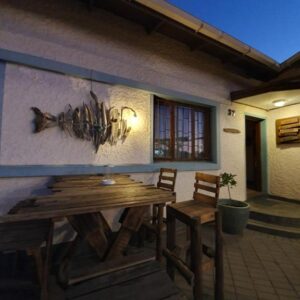 Salty Jackal Surf Camp Swakopmund: Sitzplätze auf der Außenterrasse