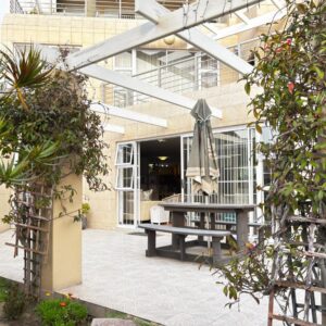 Sand And Sea Self Catering #3 Swakopmund: Terrasse mit Picknicktisch
