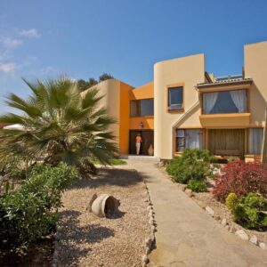 Sandcastle Apartments Swakopmund: Apartmenthaus mit Palme