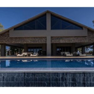 Sandune Game Lodge: Lodgegebäude und Swimmingpool