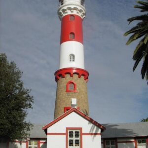 Sea Wind Self Catering Cottages Swakopmund: Cottages neben dem Leuchtturm von Swakopmund