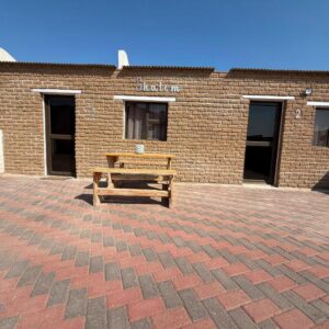 Shalom Self Catering Lüderitz: Bank vor der Unterkunft