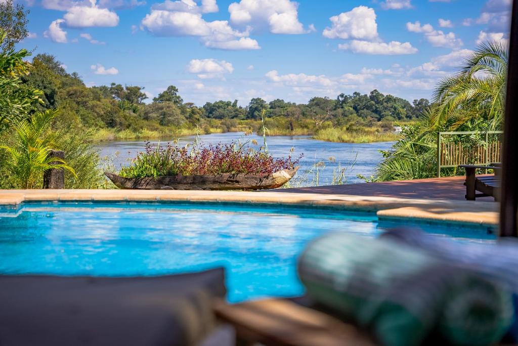 Shametu River Lodge: Swimmingpool mit Blick auf den Okavango