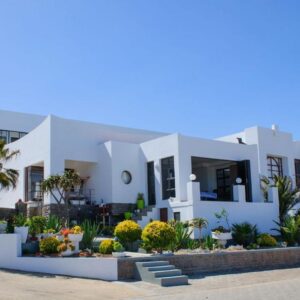 Shark Island Guesthouse Lüderitz: weiße Pension von außen
