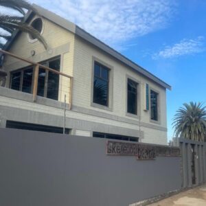 Skeleton Beach Backpackers Swakopmund: Gebäude mit ummauerter Front