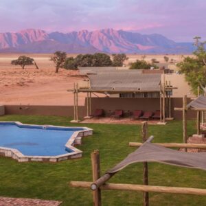 Sossusvlei Lodge Sesriem: Lodge und Swimmingpool in der Wüste