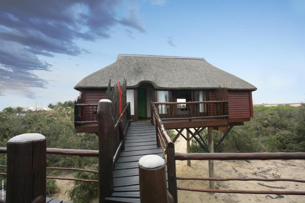 Stiltz Guest House Swakopmund: Chalet auf Stelzen mit Holzsteg am Strand