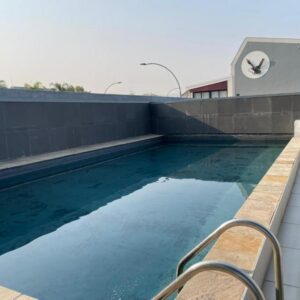 Stylish Comfortable 2 Bedroom Apartment Windhoek: Pool neben dem Gebäude