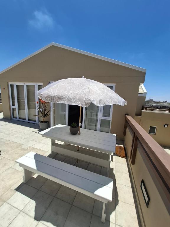 Suite 24 at Stadtmitte Swakopmund: Sitzplätze auf dem Balkon