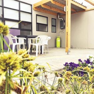 The Cabin Swakopmund: Terrasse mit Sitzplätzen und Blumen