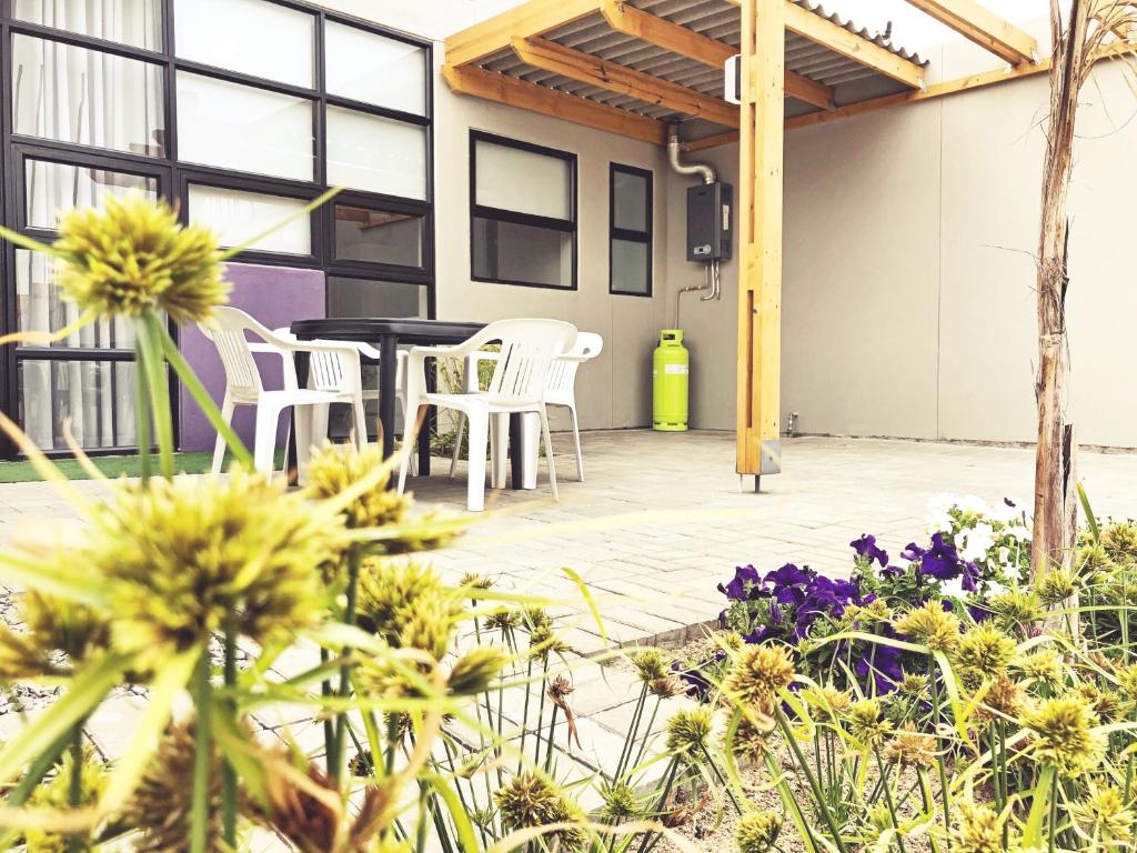 The Cabin Swakopmund: Terrasse mit Sitzplätzen und Blumen