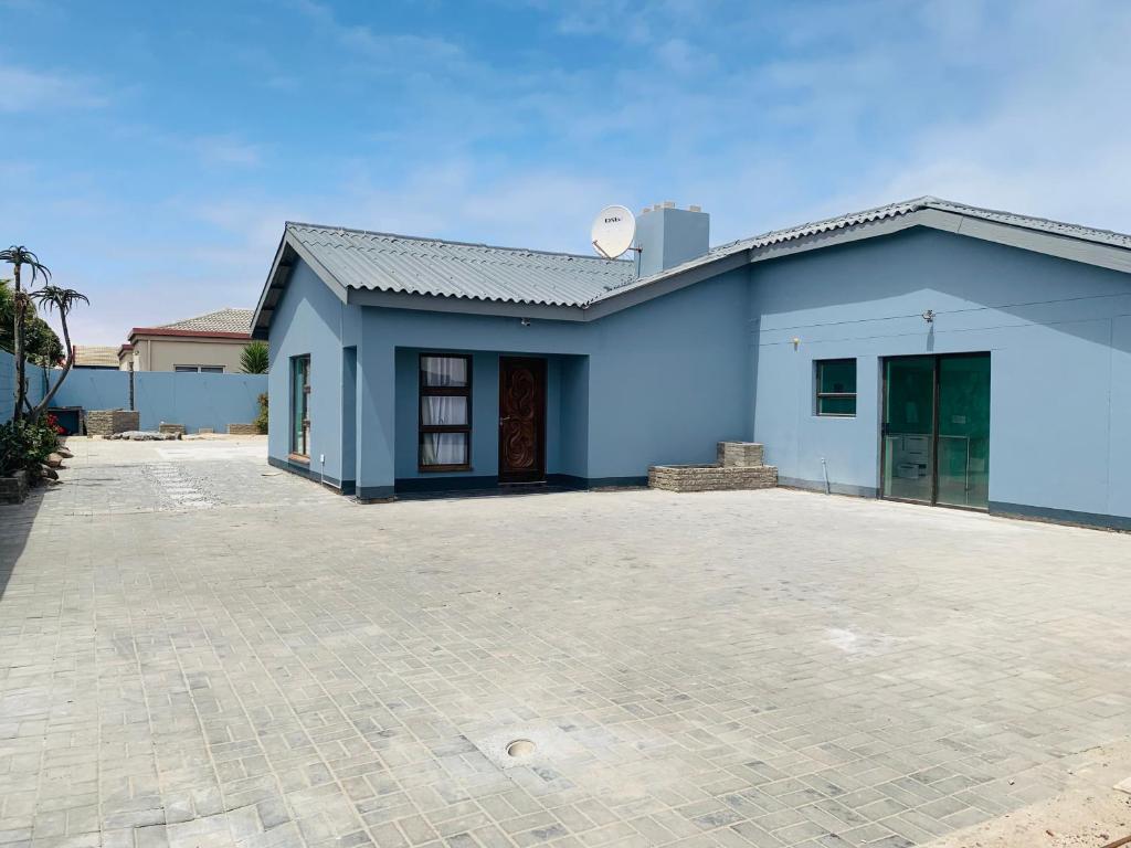 The Columbine Holiday Home Swakopmund: blaues Haus mit Einfahrt