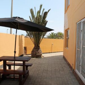 The Timeless Way Self Catering Swakopmund: schattiger Innenhof mit Sitzplätzen