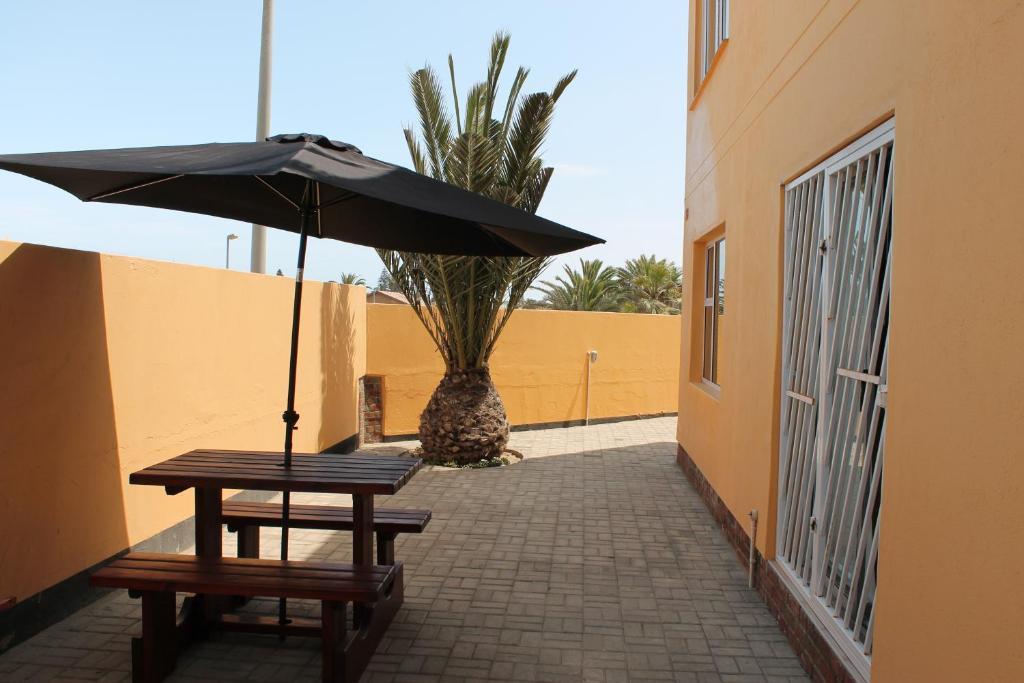The Timeless Way Self Catering Swakopmund: schattiger Innenhof mit Sitzplätzen