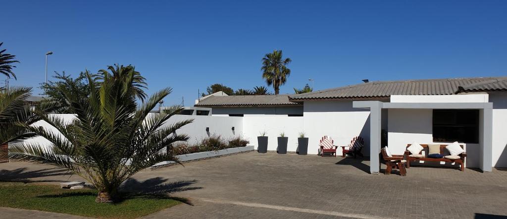Tiende Laan Bed & Breakfast Walvis Bay: Haus mit Palme