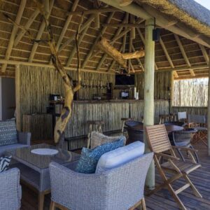 TimBila Camp Namibia: schattiges Deck im Camp