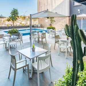 Town Lodge Windhoek: Terrasse am Pool mit Tischen und Stühlen