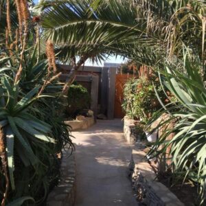 Tranquility Self Catering Lüderitz: Gartenweg an der Unterkunft