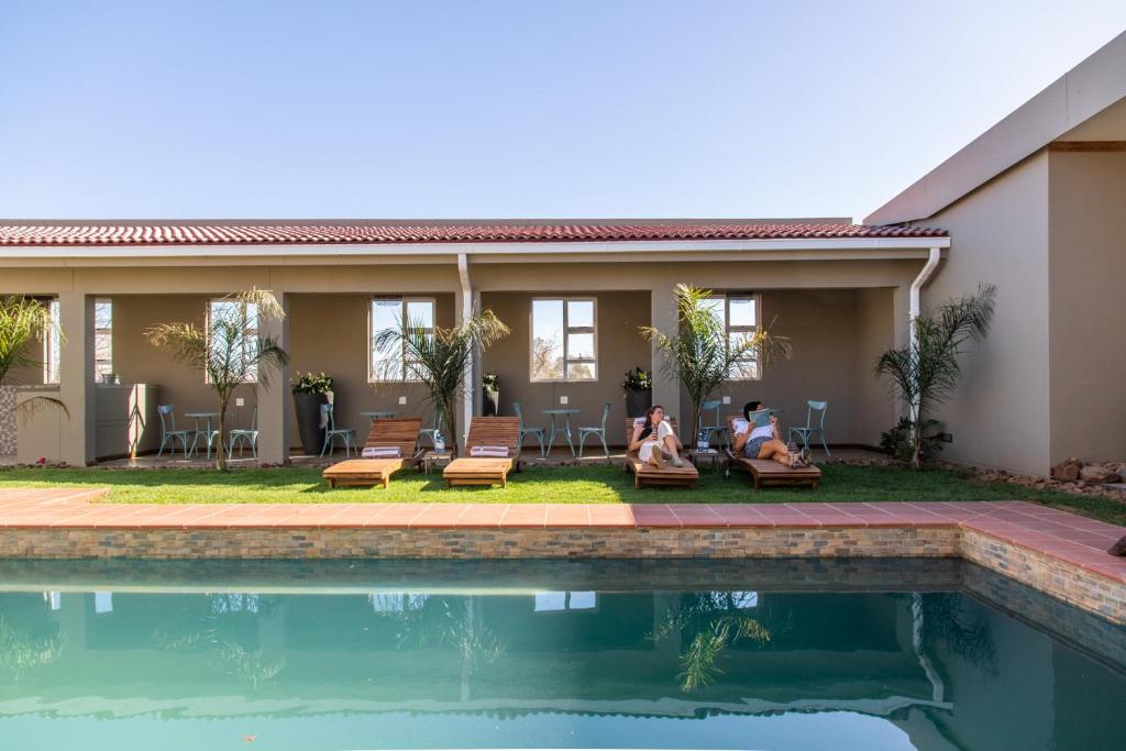 Ugab Game Farm and Lodge: Swimmingpool neben der Lodge