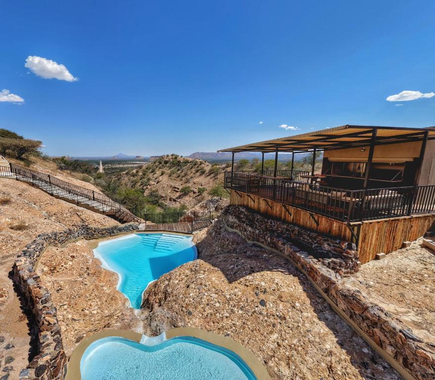 Ugab Terrace Lodge: Lodge und Pools über dem Tal