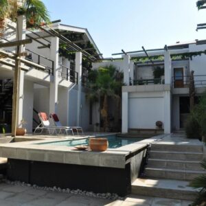 Villa Vista Guesthouse Windhoek: Haus mit Swimmingpool im Hof