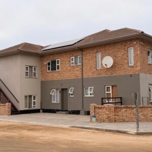 Vineta Holiday Home Swakopmund: Backsteingebäude mit Außentreppe