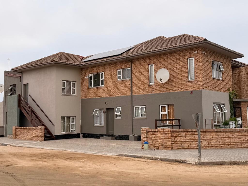 Vineta Holiday Home Swakopmund: Backsteingebäude mit Außentreppe