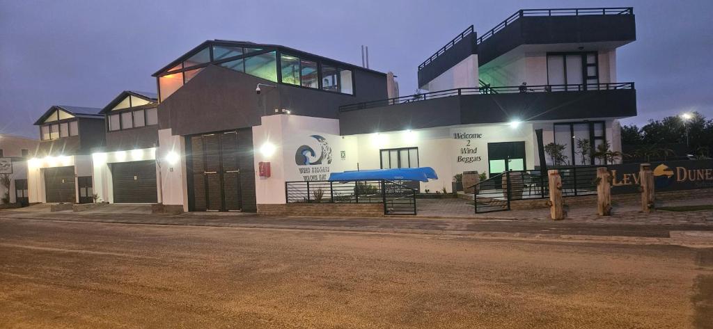 Walvis Bay Wind Beggars: Gebäude an der Straßenfront