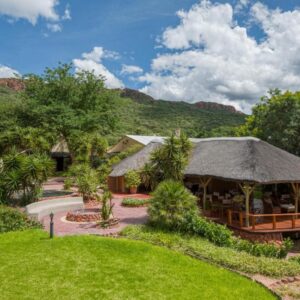 Waterberg Guest Farm: strohgedecktes Farmhaus und Garten
