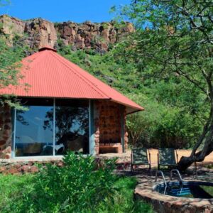 Waterberg Wilderness Lodge: Chalet und Pool der Lodge