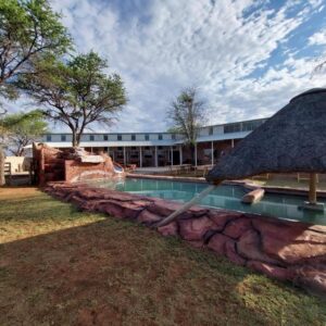 West Nest Lodge: Swimmingpool neben der Lodge