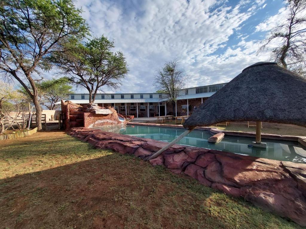 West Nest Lodge: Swimmingpool neben der Lodge