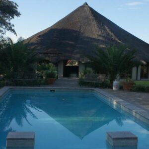 Xain Quaz Camp: Swimmingpool und strohgedecktes Gebäude
