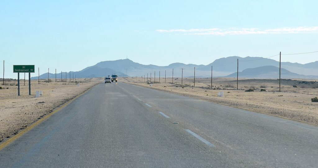 Straße und Landschaft auf einer klassischen Namibia-Rundreise